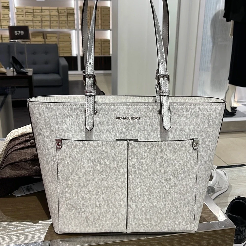 MICHAEL KORS OUTLET
Jet Set Medium Logo Pocket Tote Bag
Optic White/Silver 
NWT - Picture 8 of 16